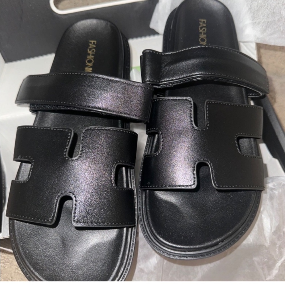 🏴 FASHIONOVA SANDALS - Picture 2 of 2